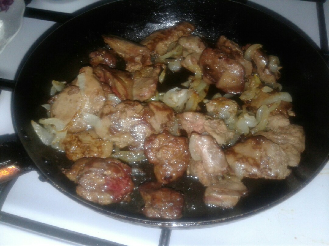 Жареная с луком куриная печень