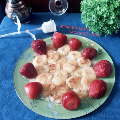 Десерт из жареных бананов и клубники 