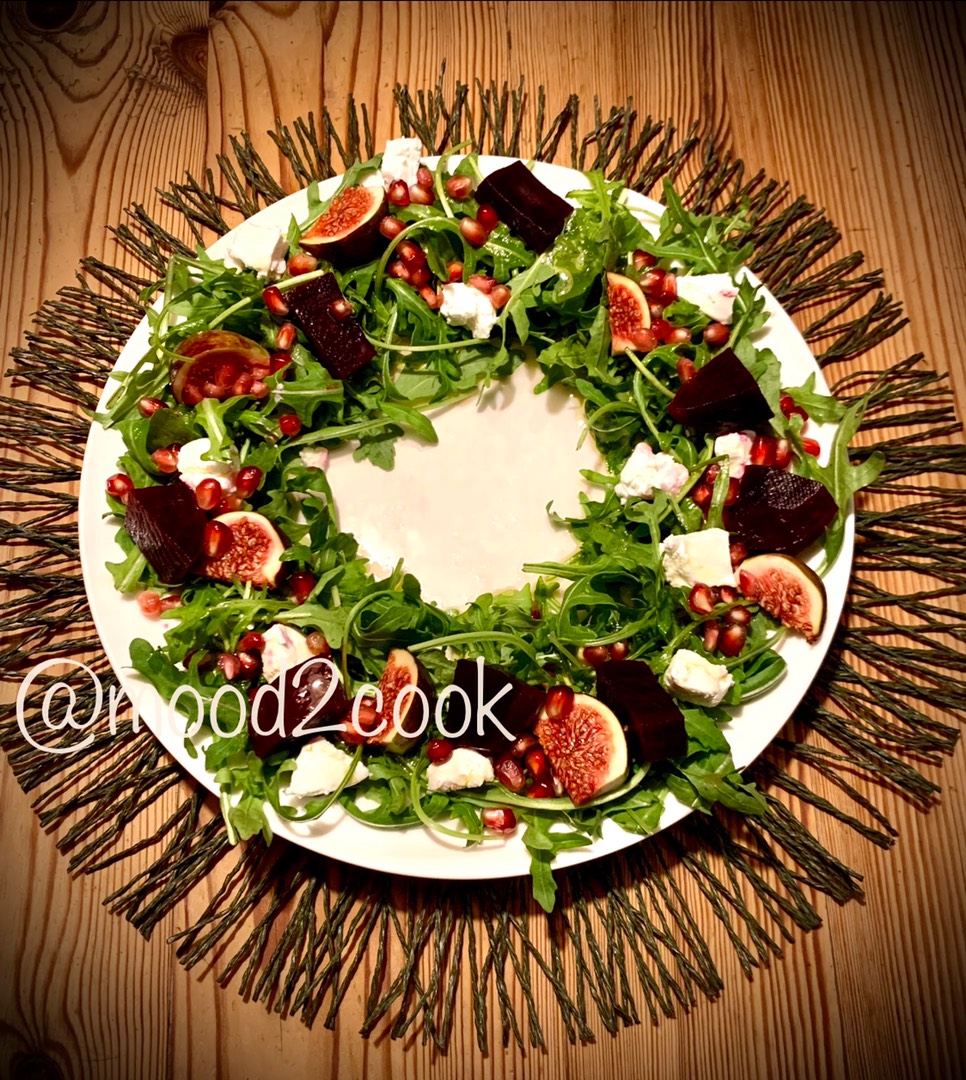 Салат «Рождественский венок» с запеченной свеклой, инжиром и козьим сыром