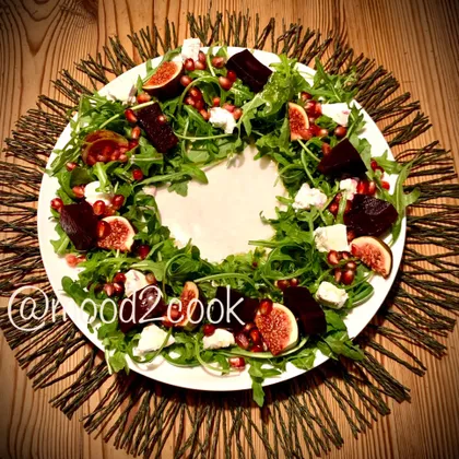 Салат «Рождественский венок» с запеченной свеклой, инжиром и козьим сыром