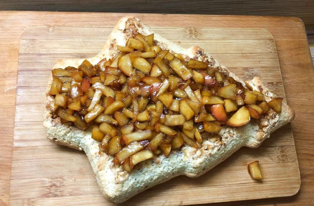 Бисквитный пирог с орехами и карамелизованными яблоками