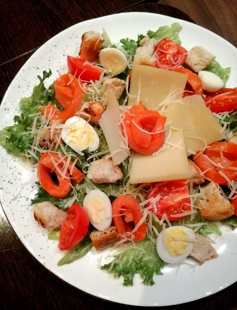 Легкий салат «Цезарь» с малосольной красной рыбой