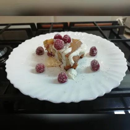 Бисквитный пирог с малиной и корицей