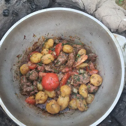 Картошка в казане на плите с мясом говядины, луком и маслом простой рецепт пошаговый