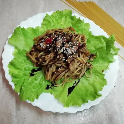 Спагетти с подливой из соевого соуса, свинины, болгарского перца🍝