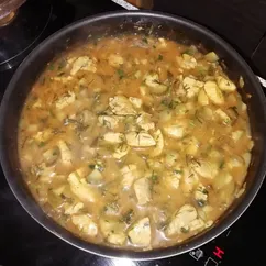 Гуляш из курицы с солеными огурцами