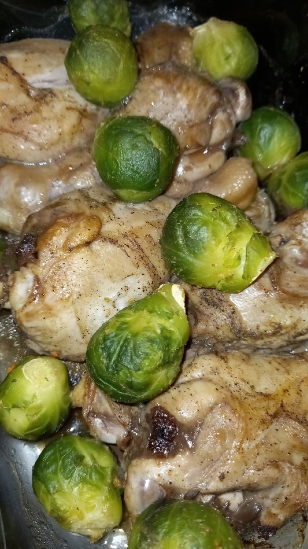 Куриные ножки, запеченные с брюссельской капустой