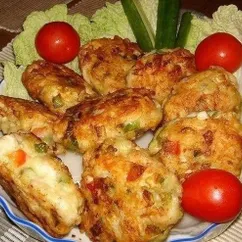 Рецепт очень вкусных и полезных котлет из куриного мяса с овощами и сыром. Вкус у этих котлет получается очень пикантный и необычный