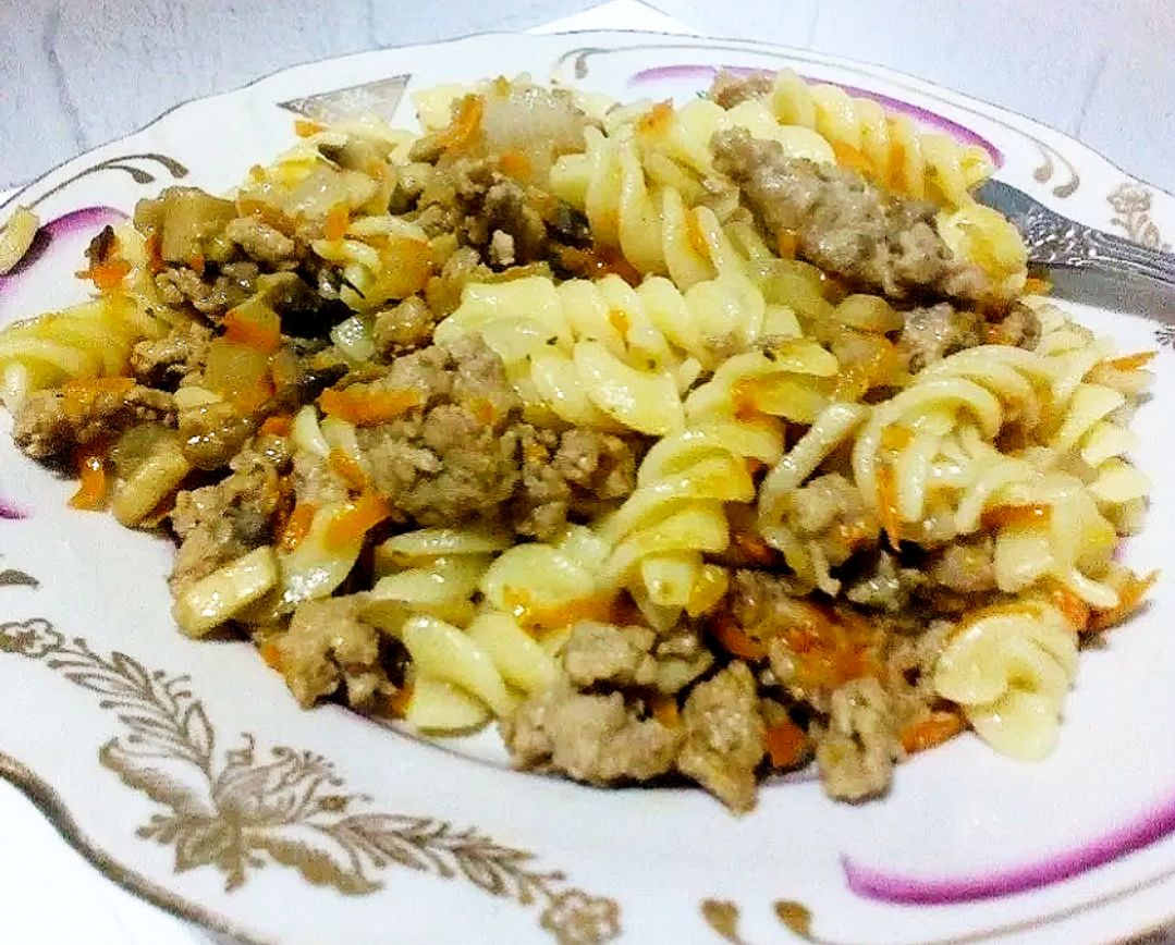 Ужин на сковороде: Макароны по-флотски с грибами