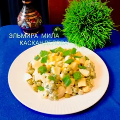 Салат с сыром, горошком и яйцами