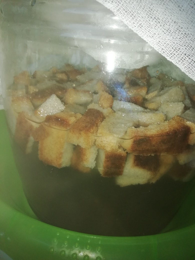 Хлебный квас с изюмом