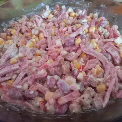 Салат из колбасы, кукурузы и фасоли