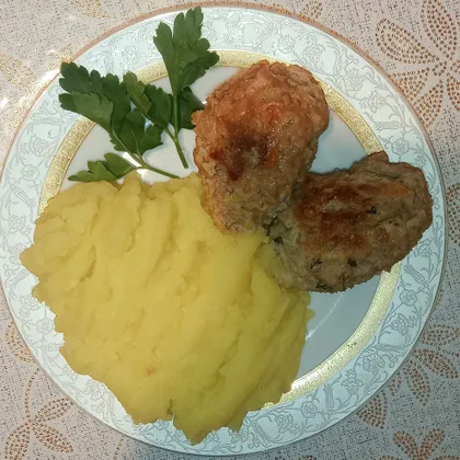 Котлеты из говядины с картофельным пюре на воде