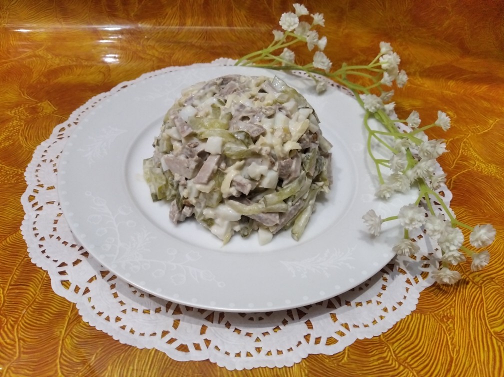 Салат из языка с орехами и чесноком