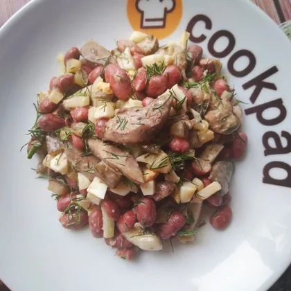 Простой рецепт теплого салата из куриной печени со спаржевой фасолью и пикантной заправкой