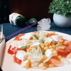 Салат с помидорами, кукурузой и сыром 