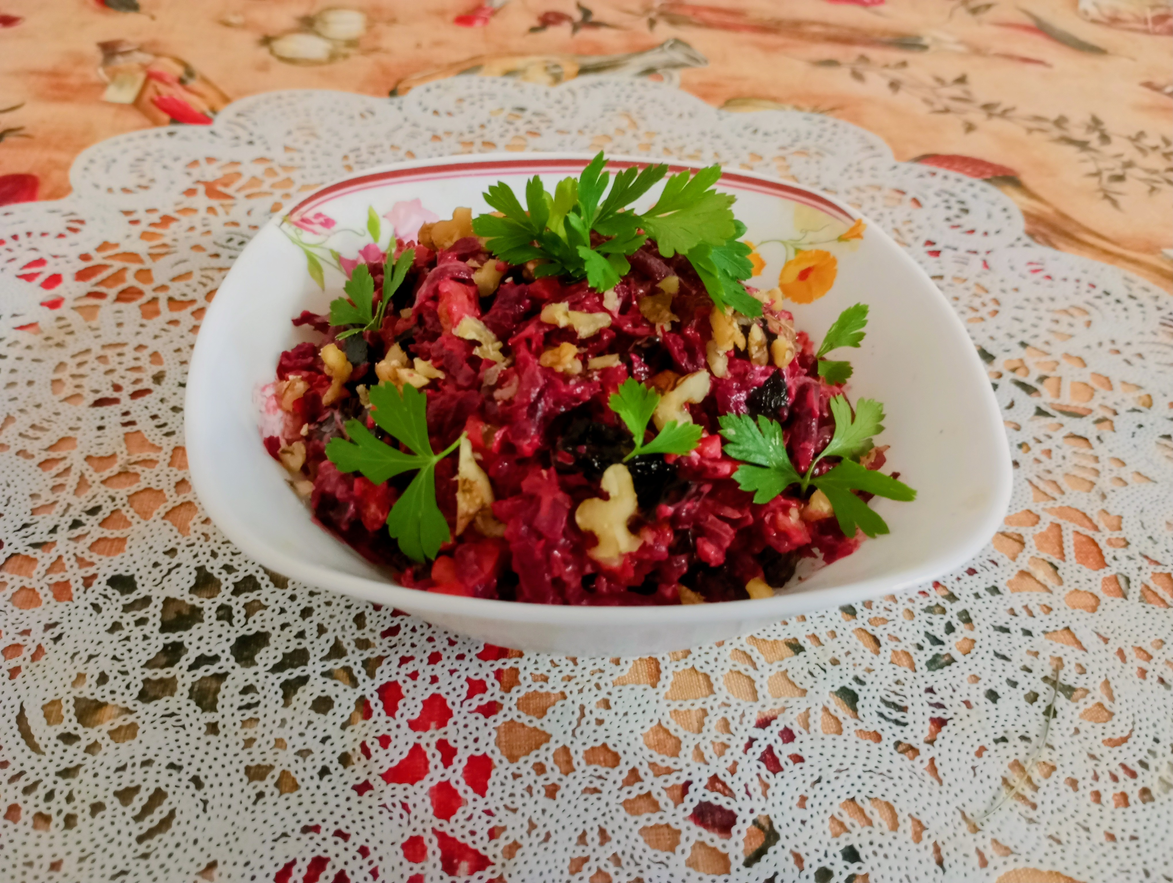 Салат  из свеклы с черносливом, грецким орехом и чесноком