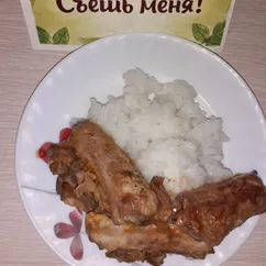 Отварной рис со свиными ребрышками