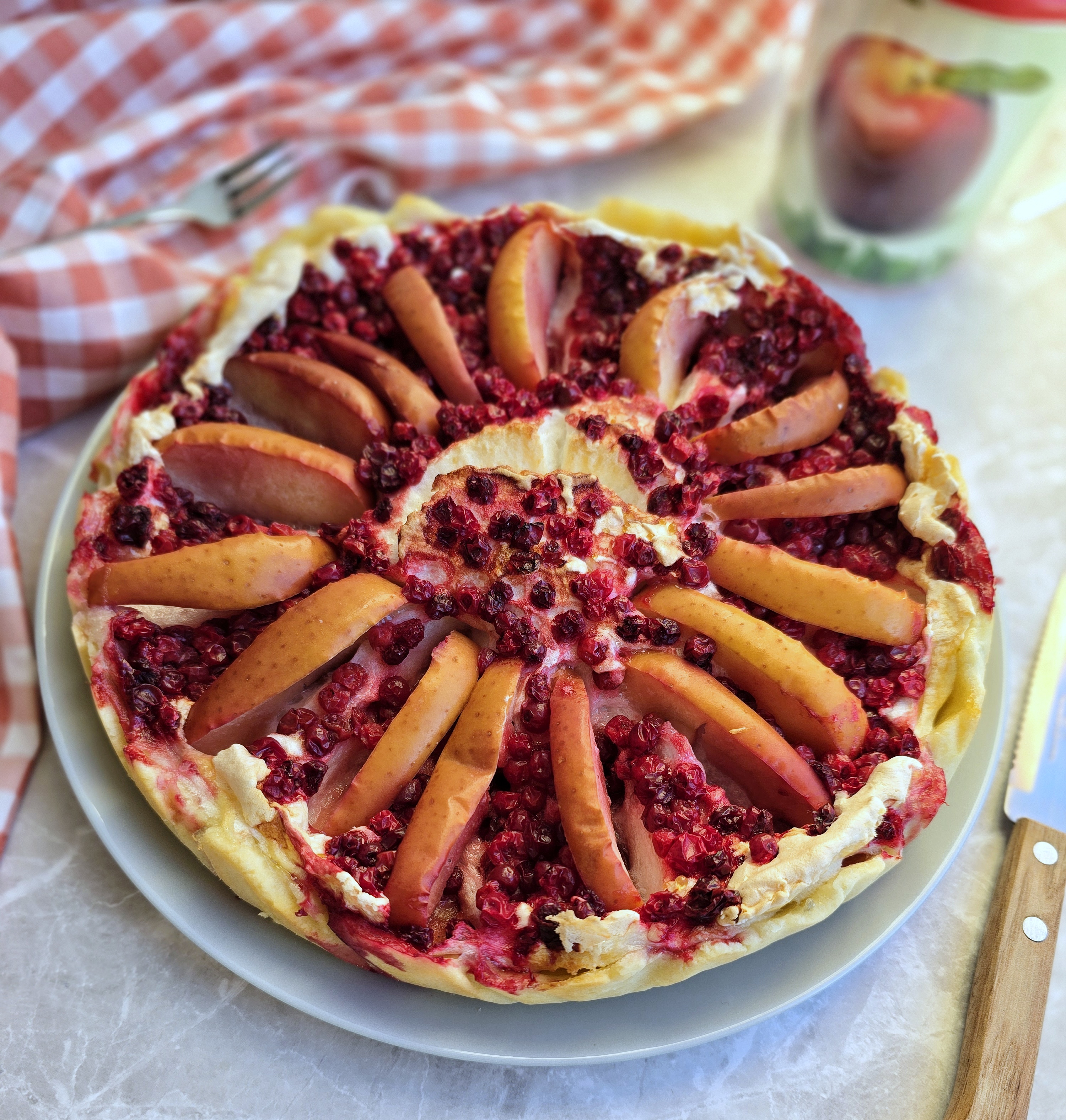 Пирог с брусникой и яблоками