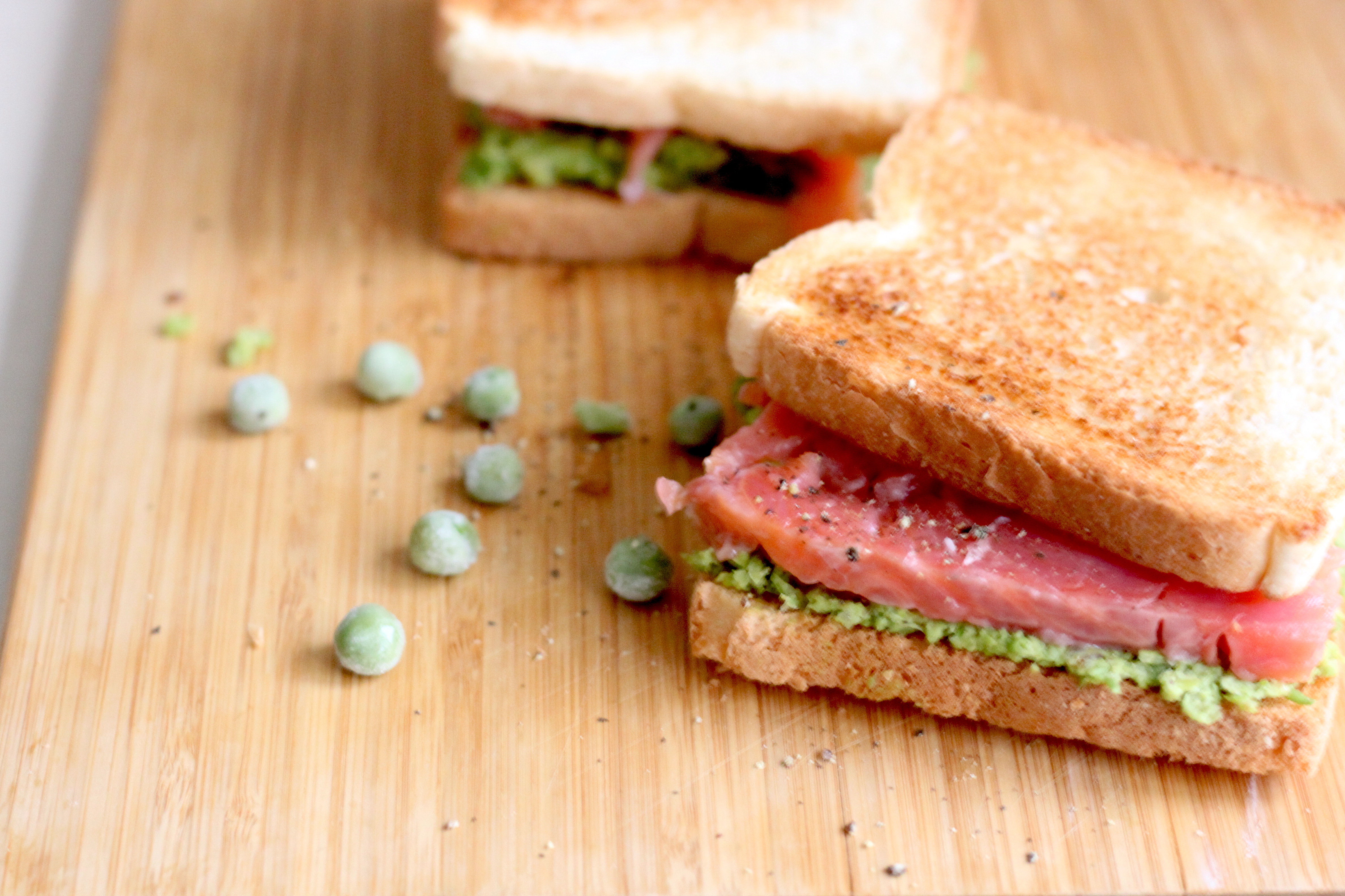 Сэндвич с пастой из зеленого горошка и мяты