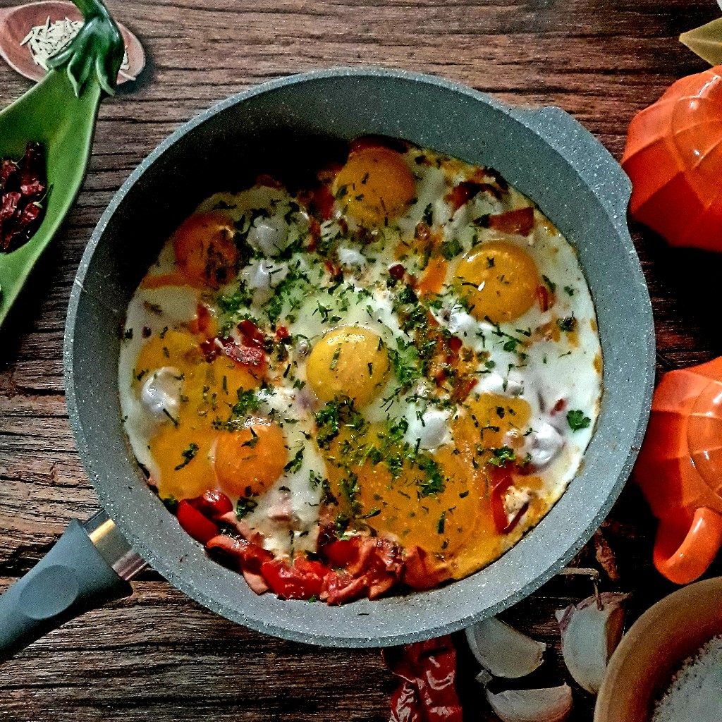 Завтрак - яичница с докторской колбасой и помидорами 🥘