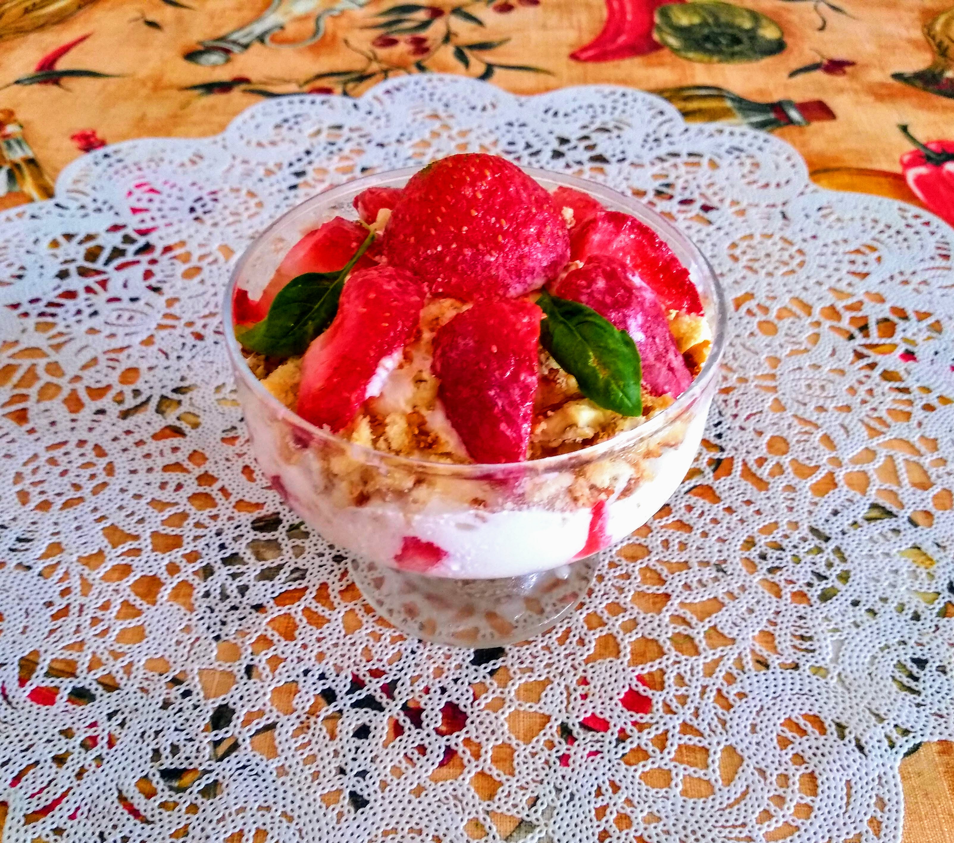 Летний десерт с мороженным, печеньем и ягодами