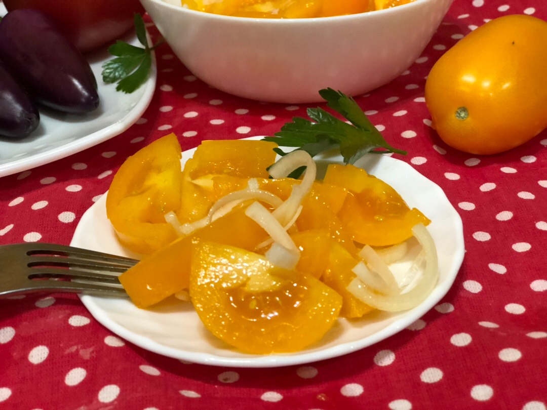 Жёлтые помидоры жёлтый салат 🥗