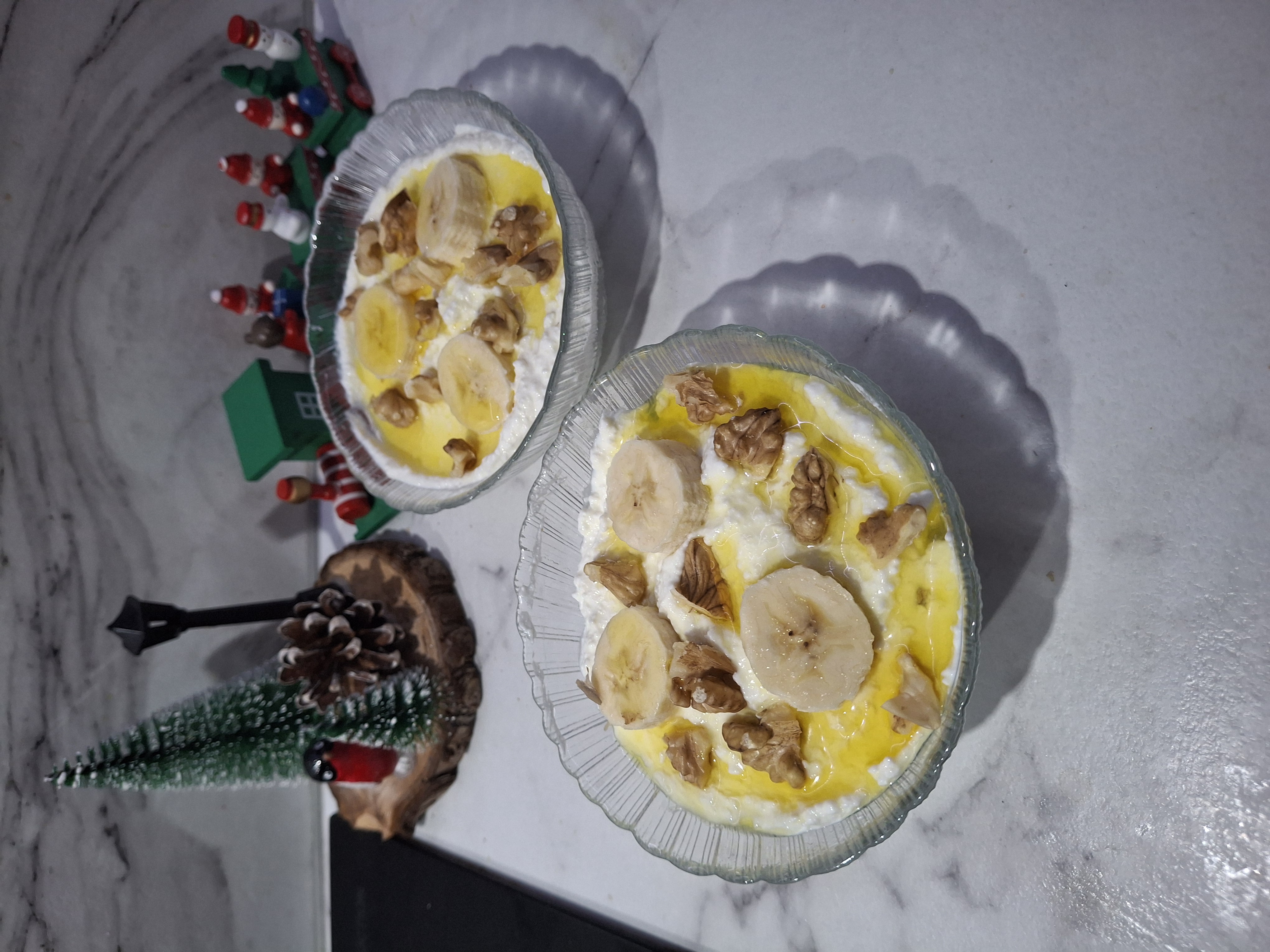 Десерт из творога и банана с сиропом