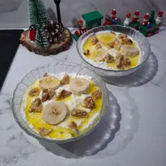 Десерт из творога и банана с сиропом