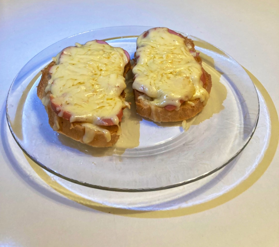 Горячий бутерброд с сосиской и сыром