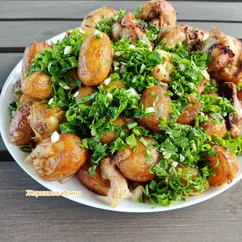 Картофель молодой в казане с салом и зеленью