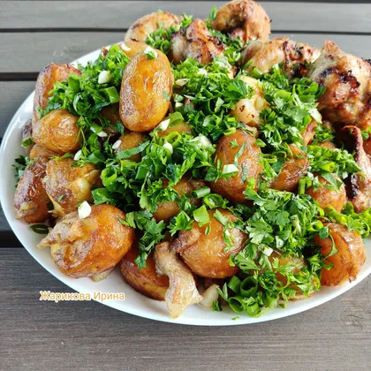 Картофель молодой в казане с салом и зеленью
