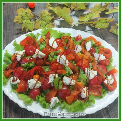 Зеленый салат с запеченным перцем и творожным сыром