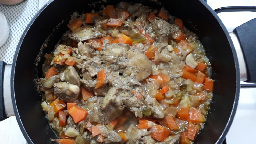 Куриная печёнка тушеная с морковкой и луком