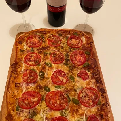 Пицца с беконом, сыром и оливками на бездрожжевом тесте