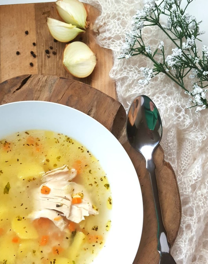 Суп с лапшой и куриным окорочком