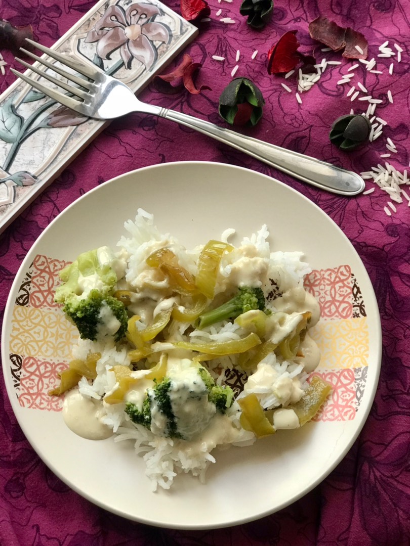 Брокколи с рисом и болгарским перцем под кунжутным соусом