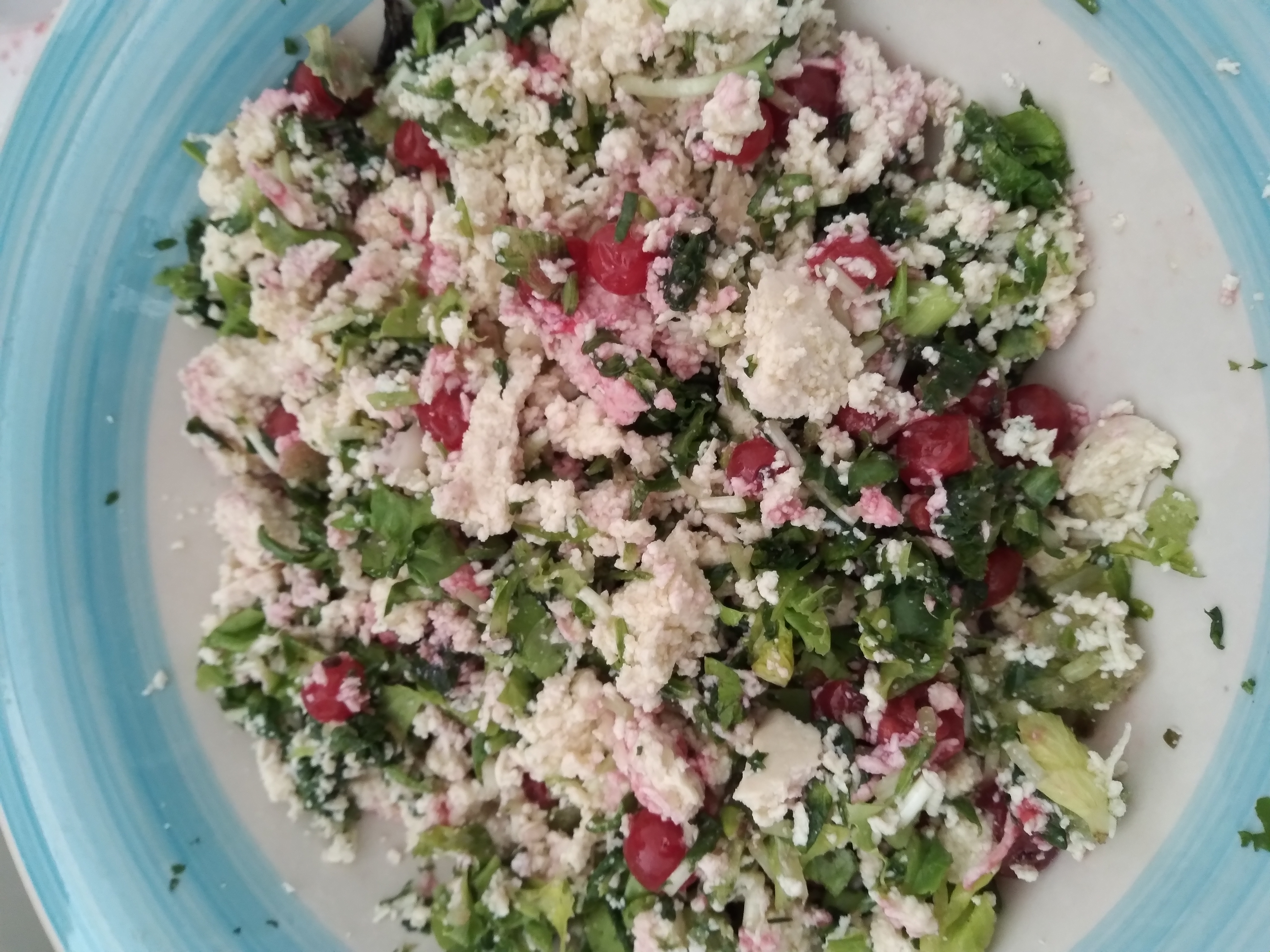 2 красочных салата из зелени, тофу и ягод