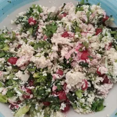 2 красочных салата из зелени, тофу и ягод