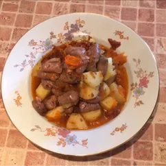 Куриные сердечки с овощами в горшочках