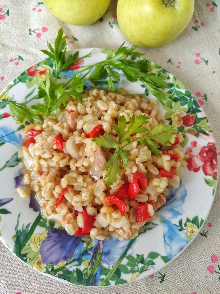 Перловка с тушёнкой и овощами