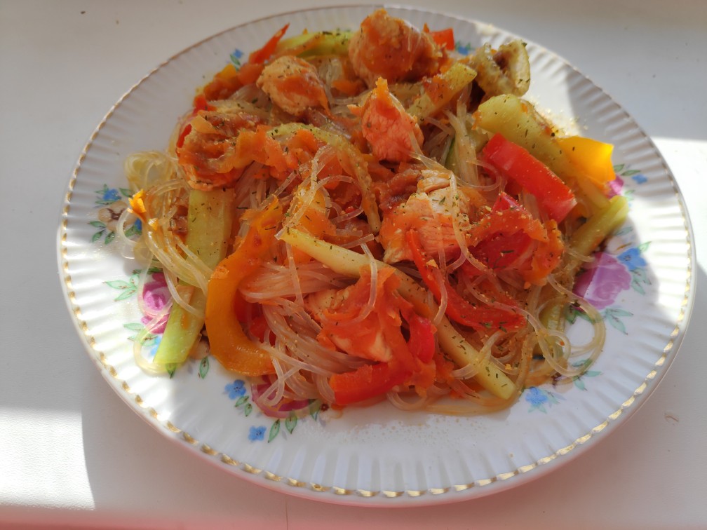 Фунчоза с индейкой и овощами