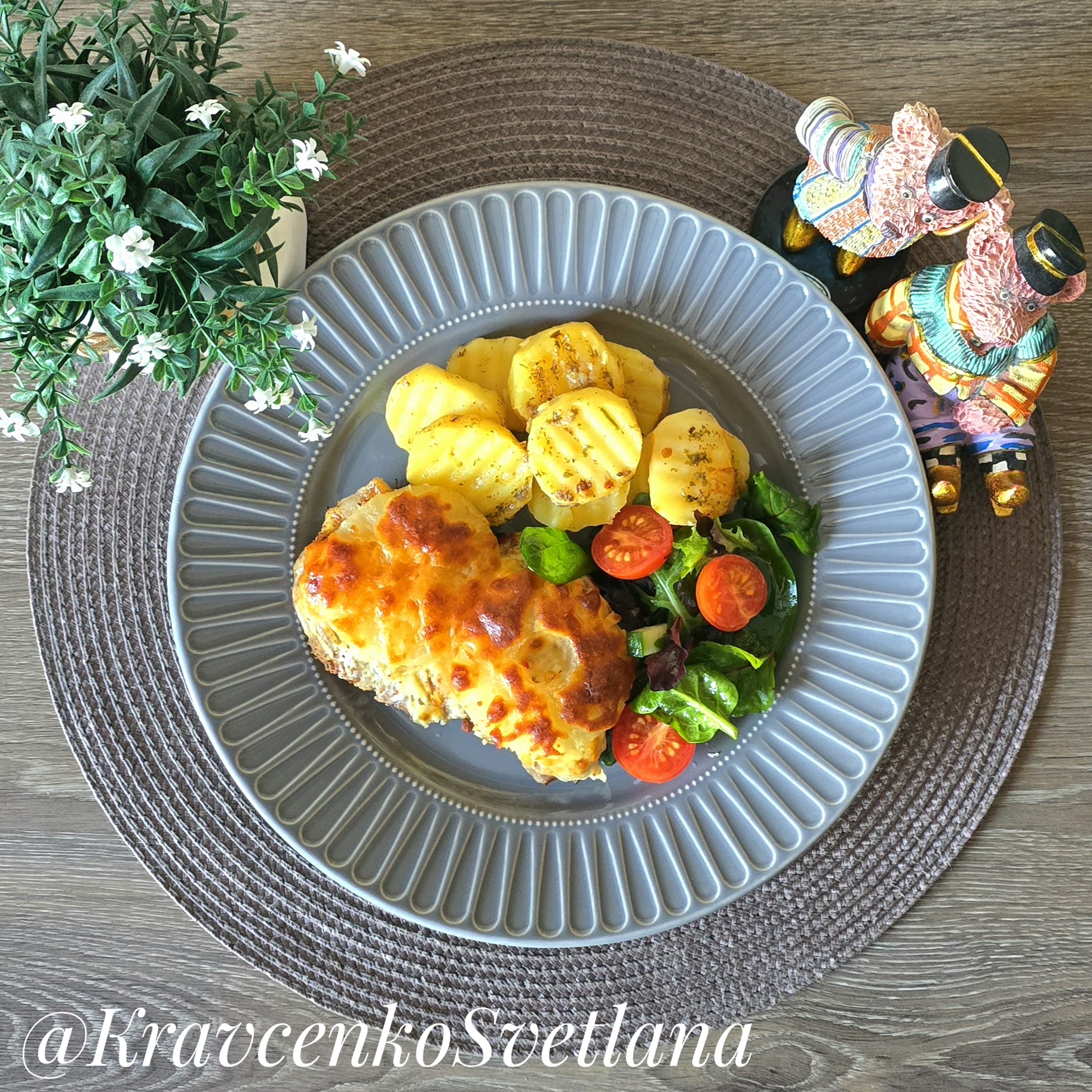 Свинина с ананасами и сыром в духовке