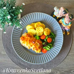 Свинина с ананасами и сыром в духовке