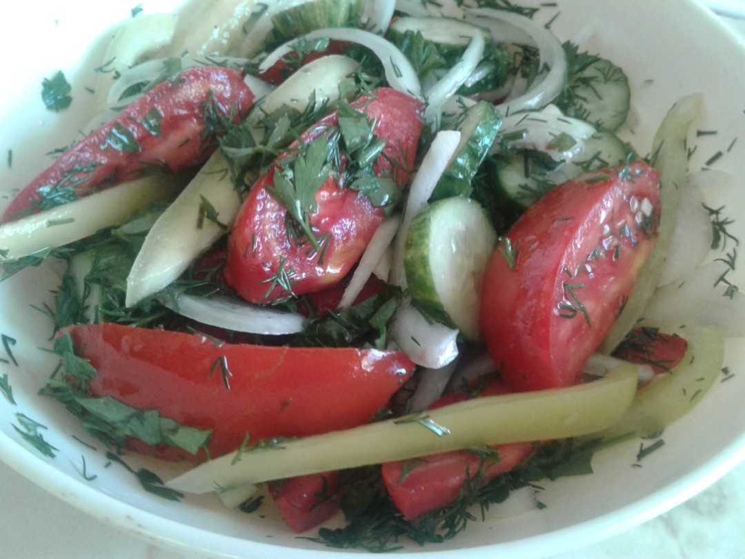 Витаминный салат с яйцом, семенами льна и черемшой