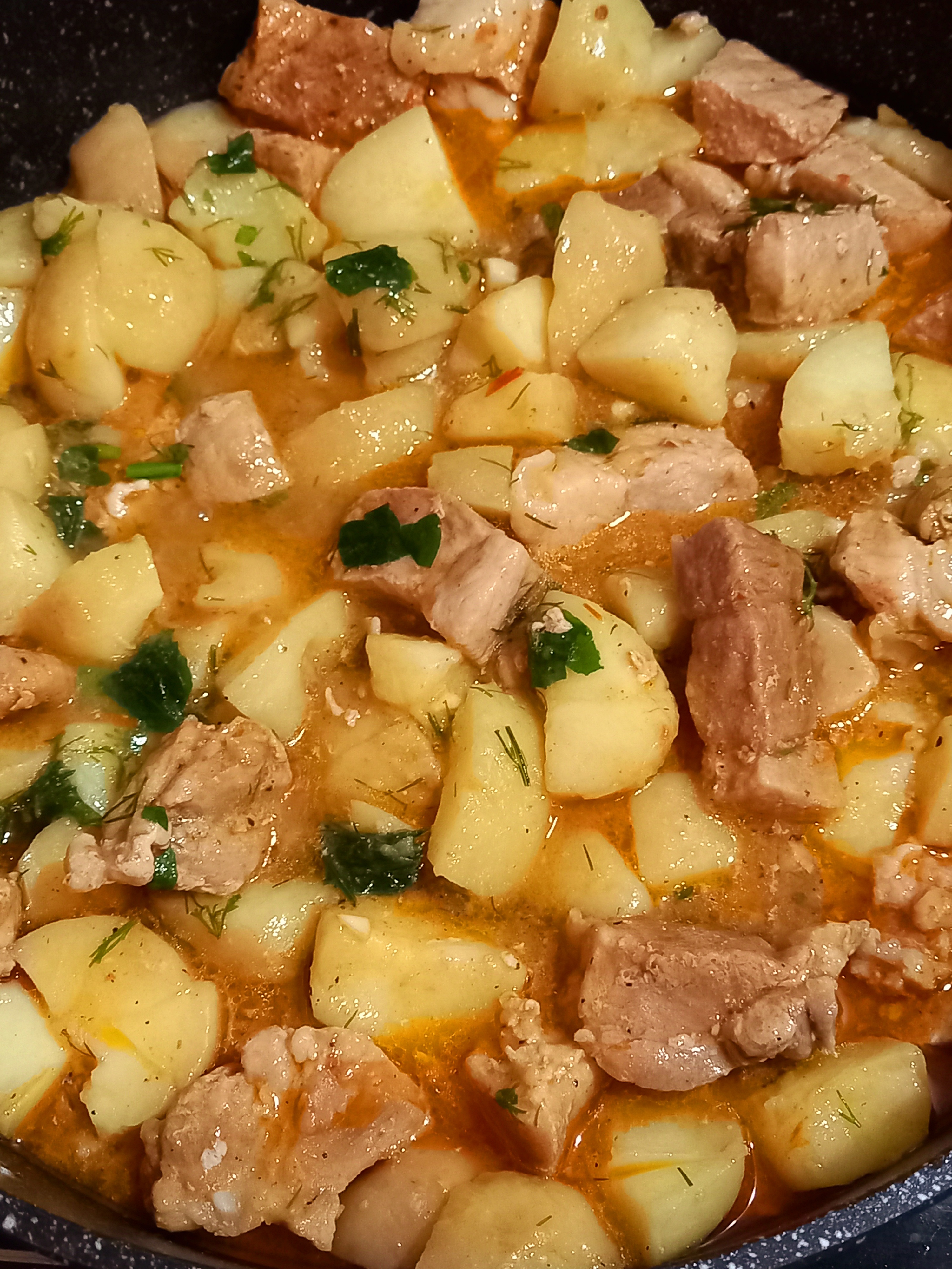 Свиная лопатка тушеная в томатно-соевом соусе