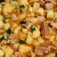 Свиная лопатка тушеная в томатно-соевом соусе