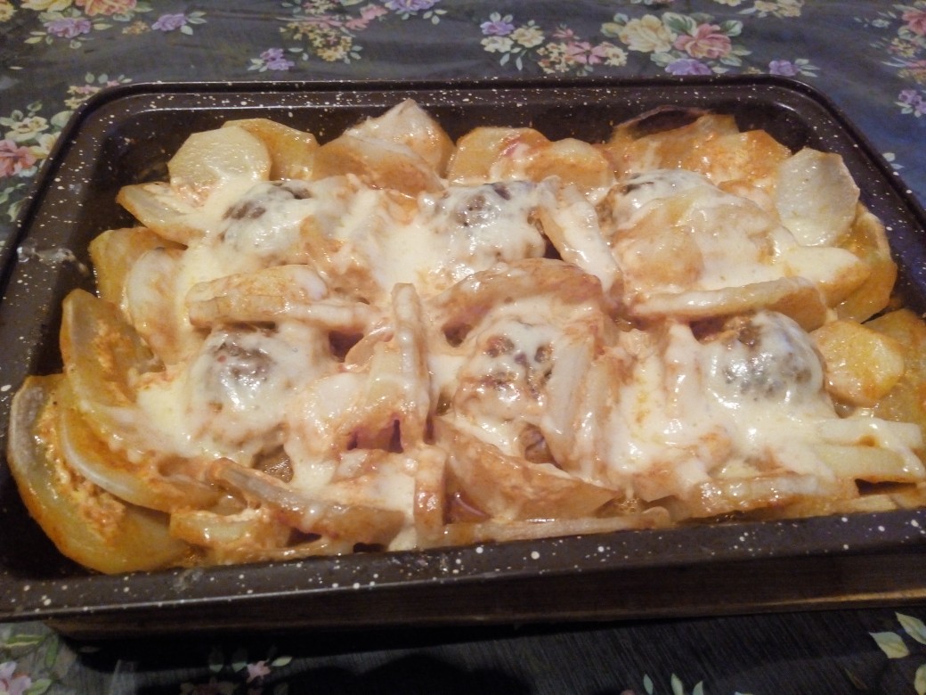 Фрикадельки с картофелем под сыром