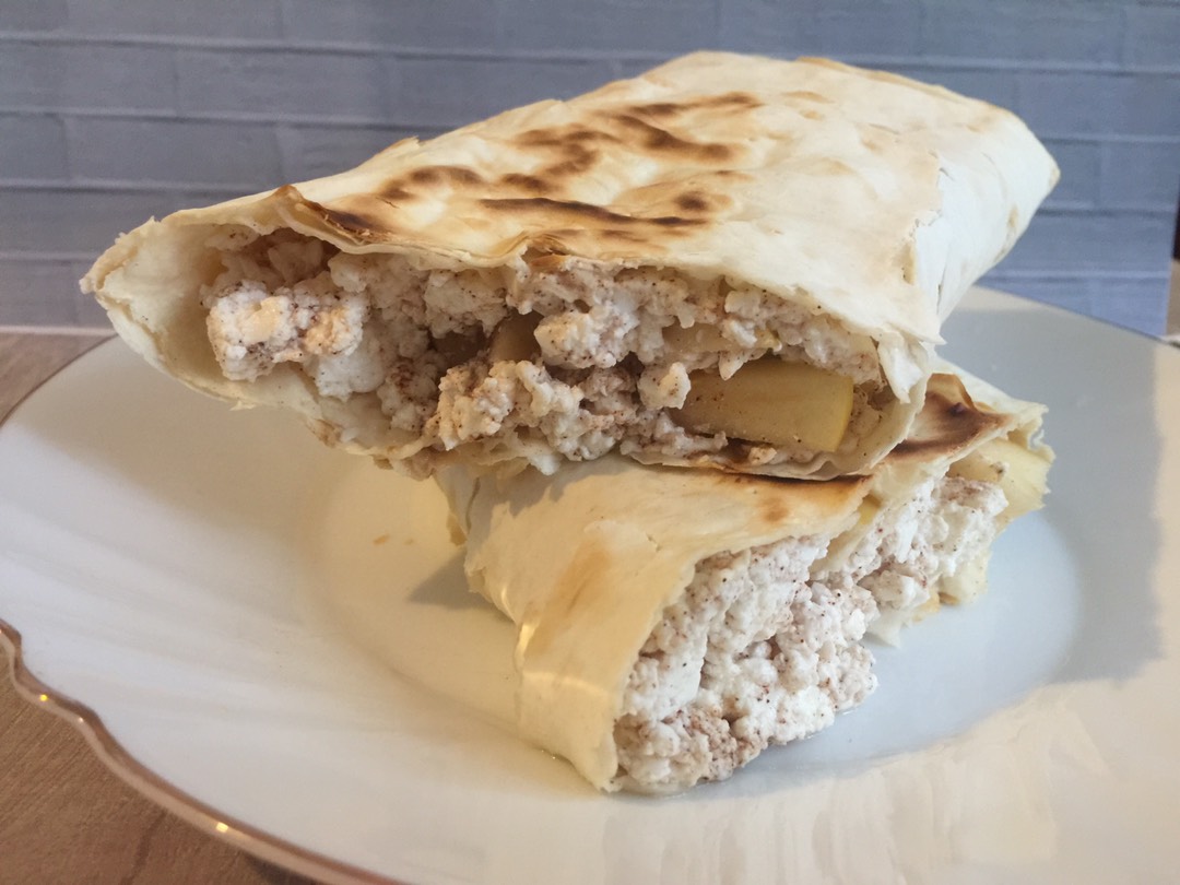 Рулет с творогом и яблоком