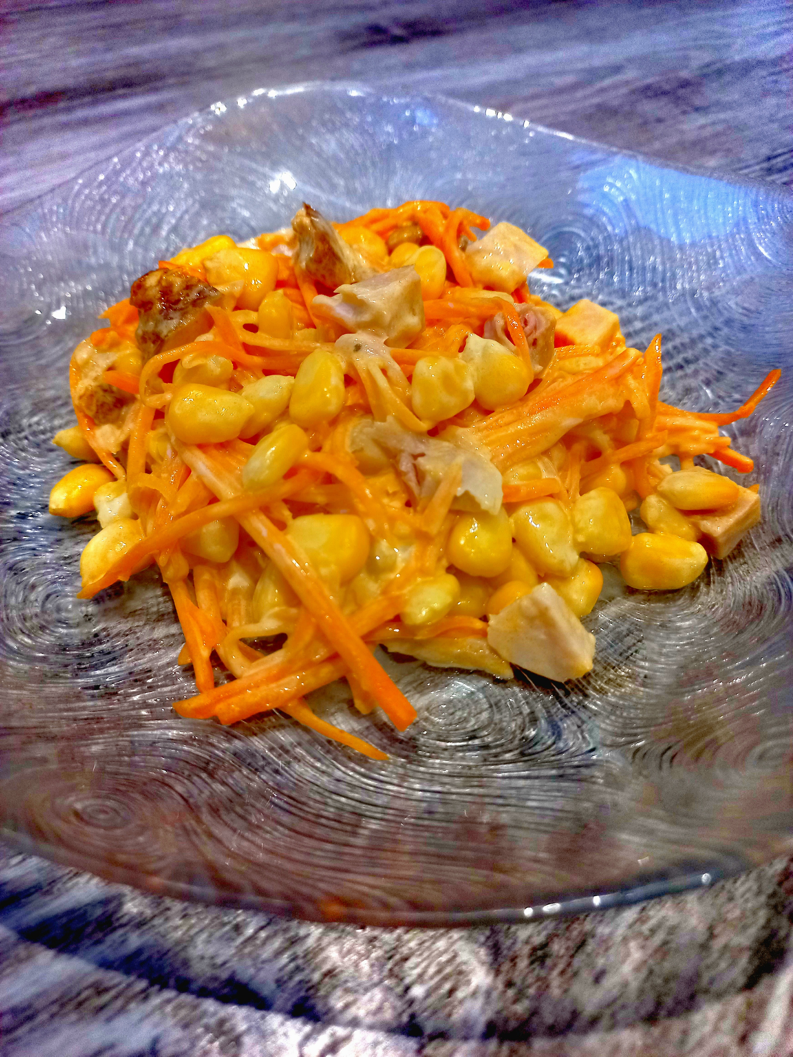 Салат с корейской морковью, копченой грудинкой и консервированной кукурузой  